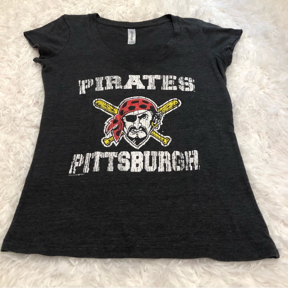 Pittsburgh Pirates V-Neck t-shirt size M gray